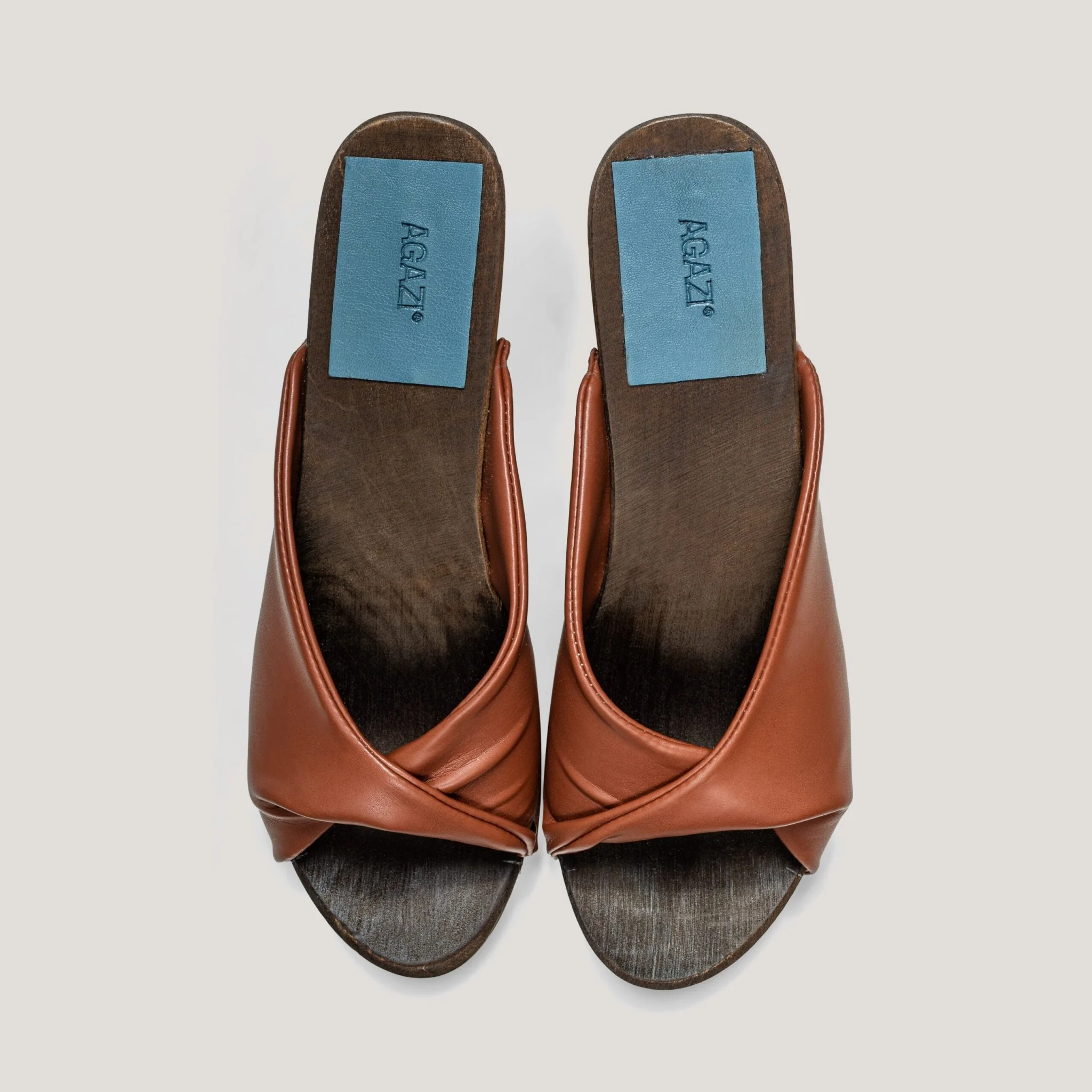 "All that she wants!" – corn leather clogs – caramel - Image 2