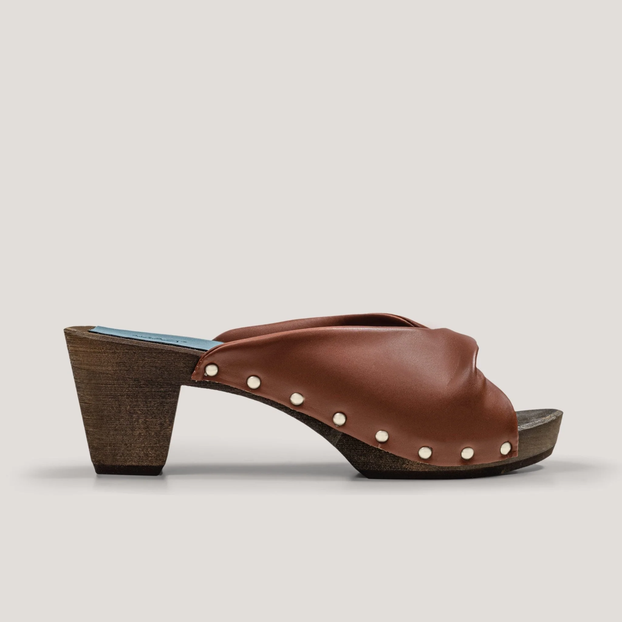 "All that she wants!" – corn leather clogs – caramel - Image 3