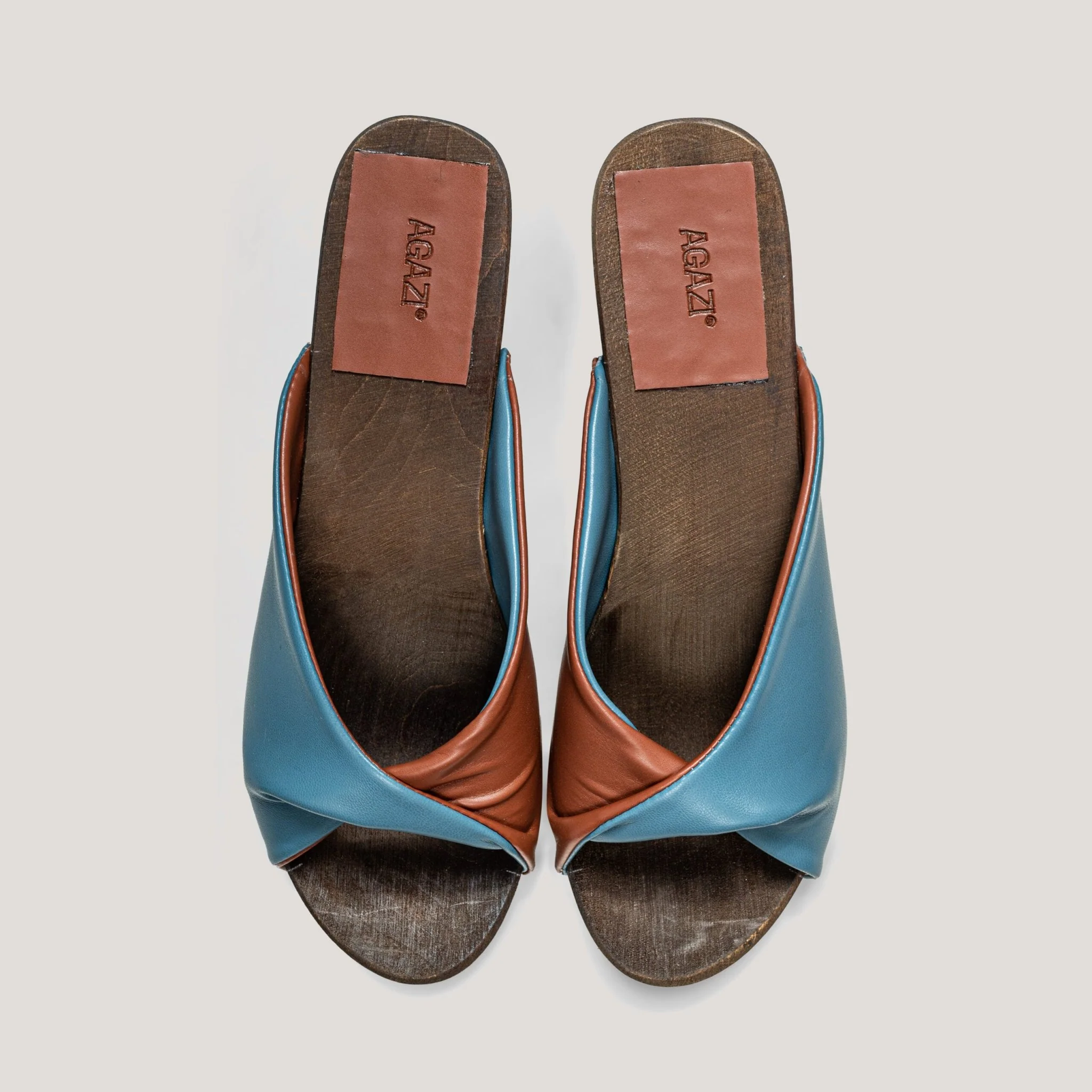 "All that she wants!" – plant-based clogs – jeans & caramel - Image 2