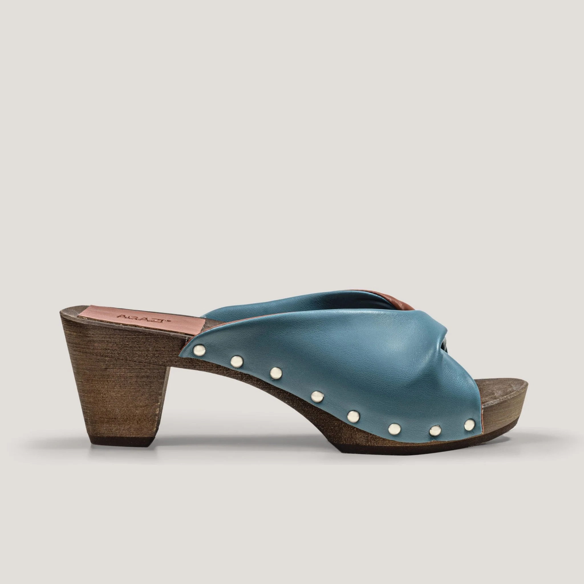 "All that she wants!" – plant-based clogs – jeans & caramel - Image 3