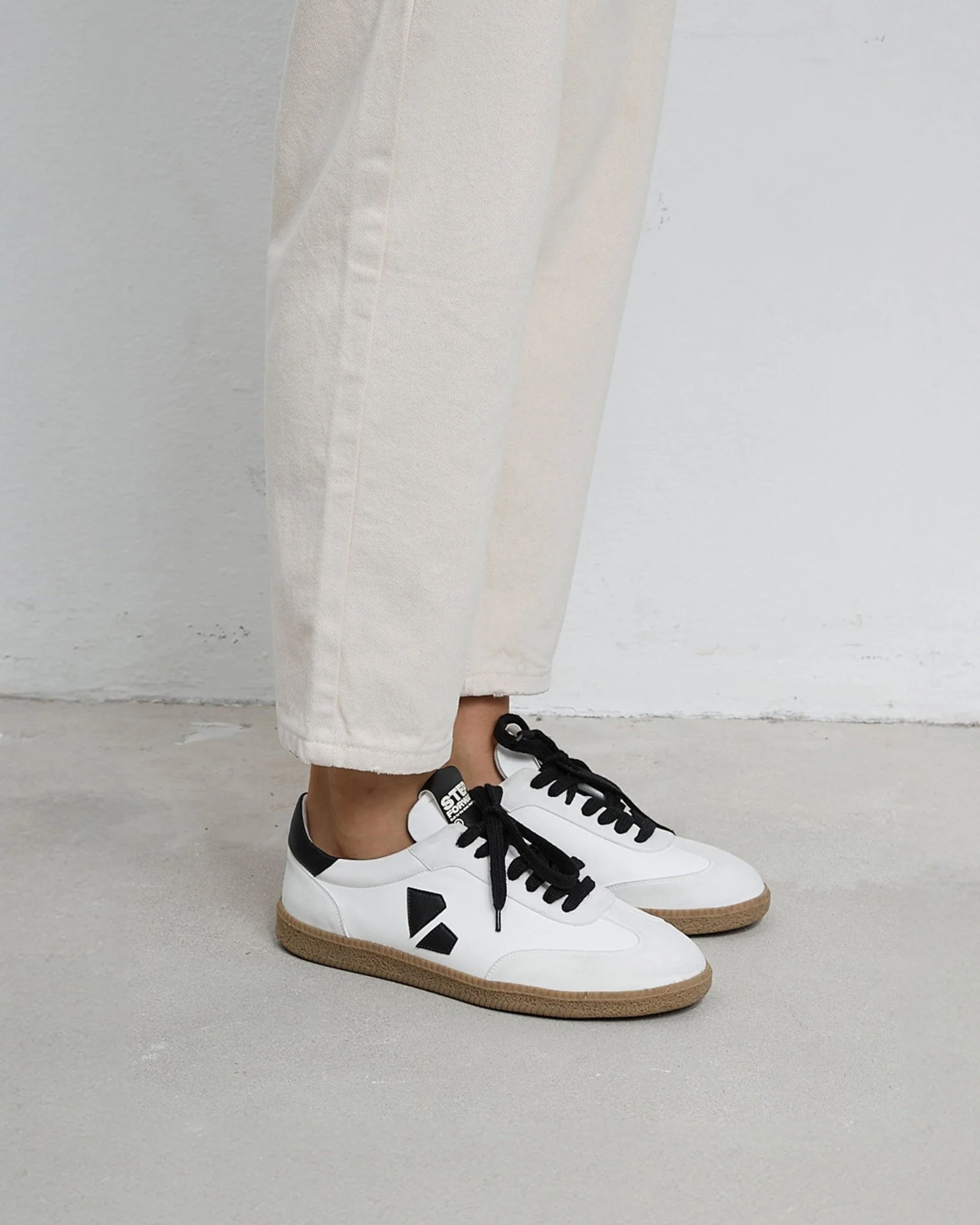 Brava Sneakers White Black - Image 8