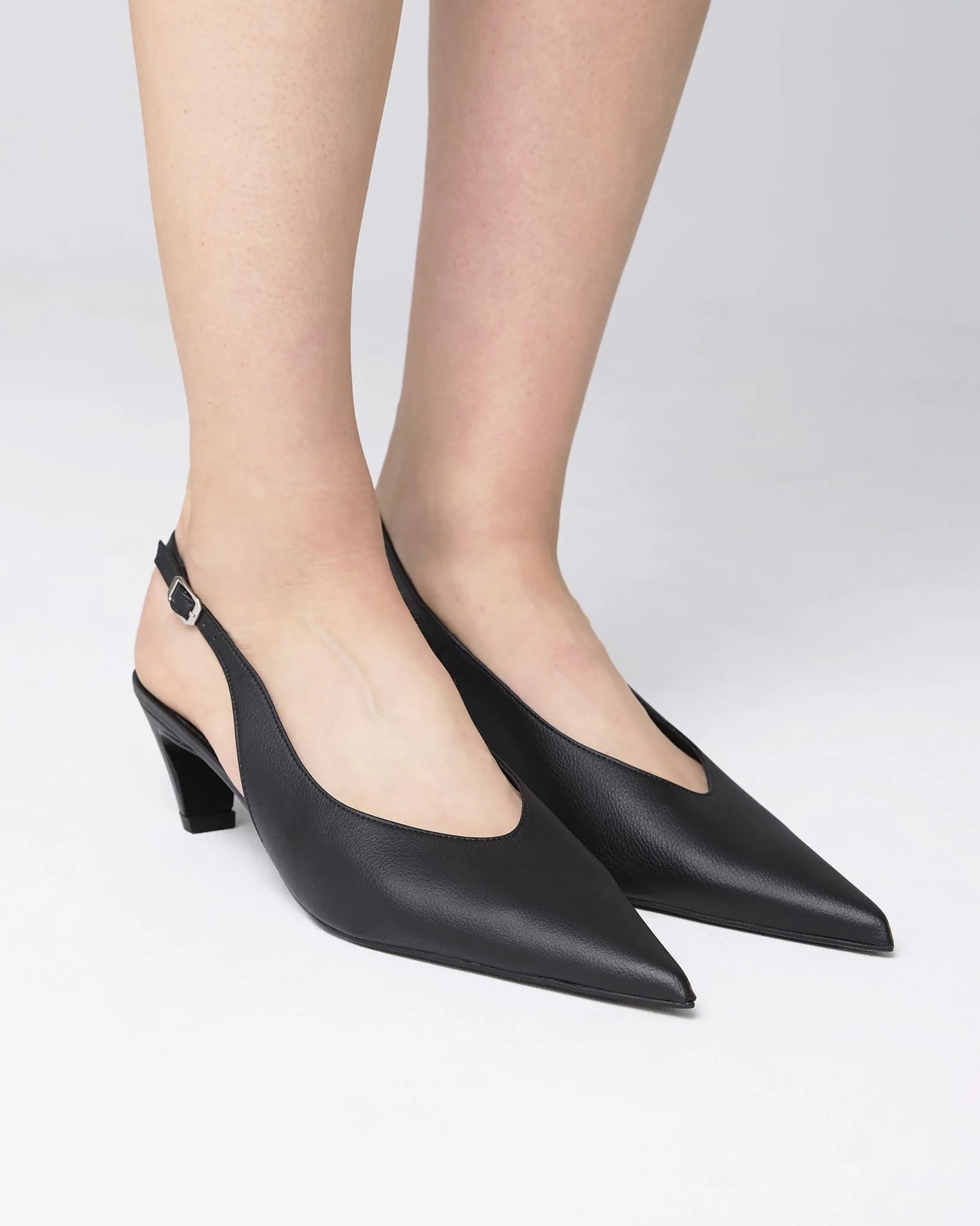 Kitten Heels Black pointy toe pumps - Image 3