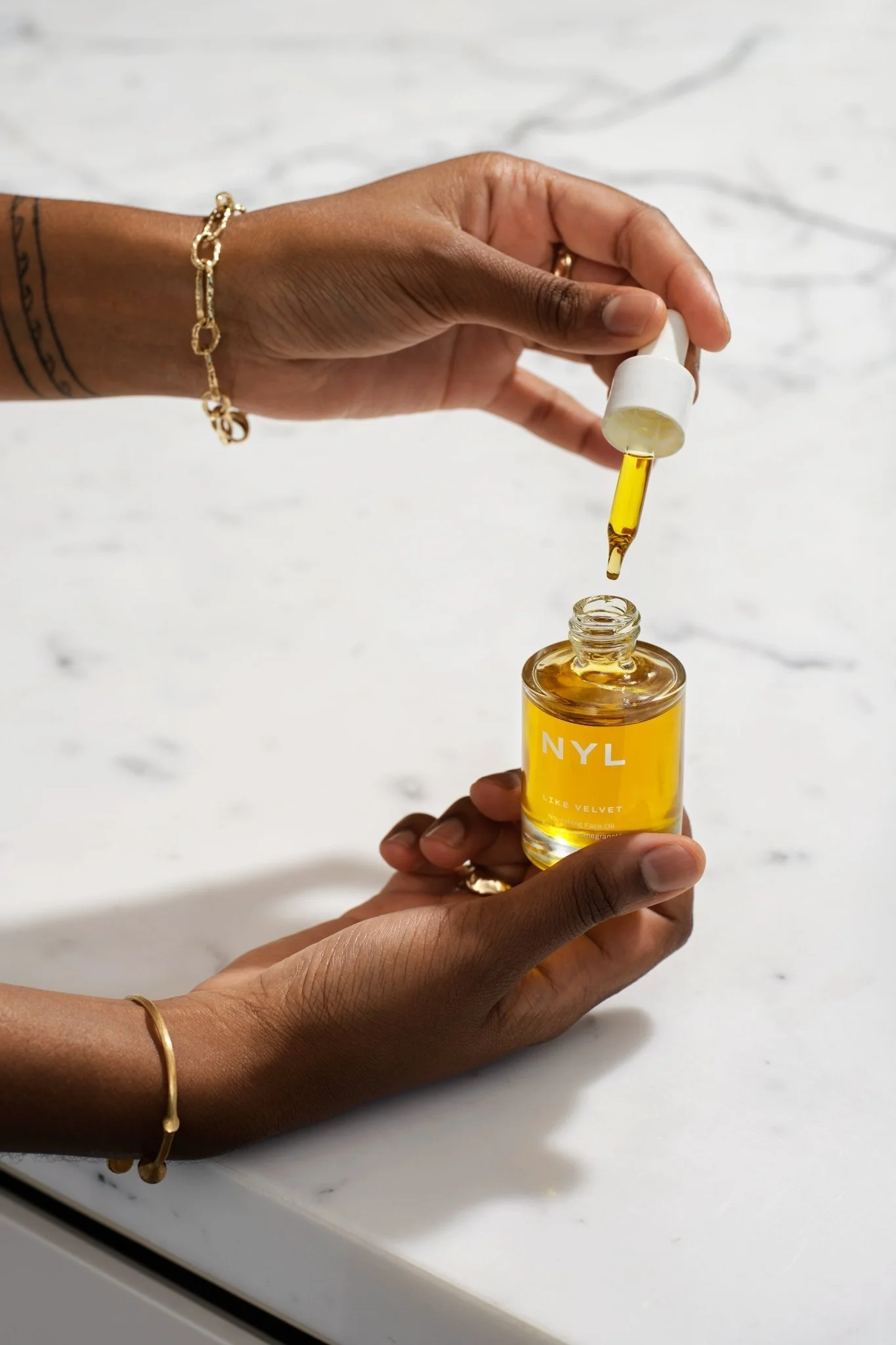 LIKE VELVET Nourishing Face Oil - Image 3