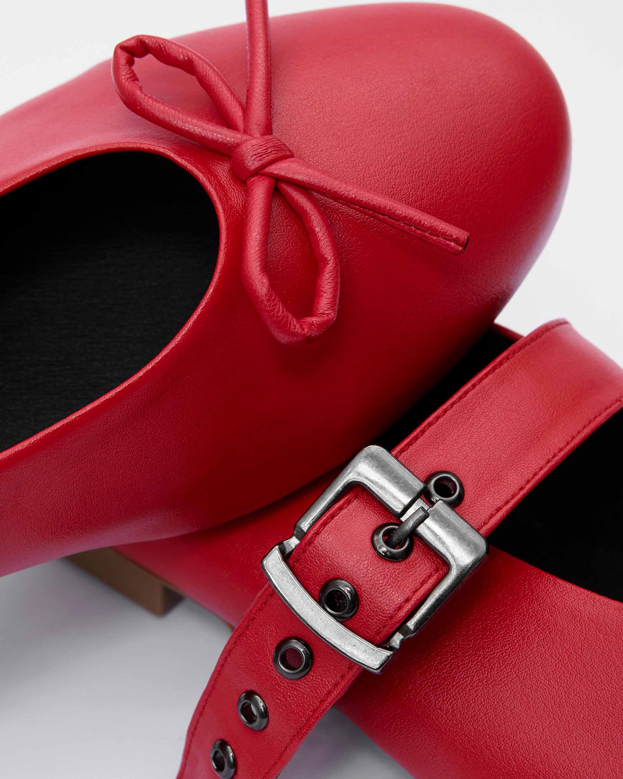 Mara Pumps red ballet flats with a strap - Image 5