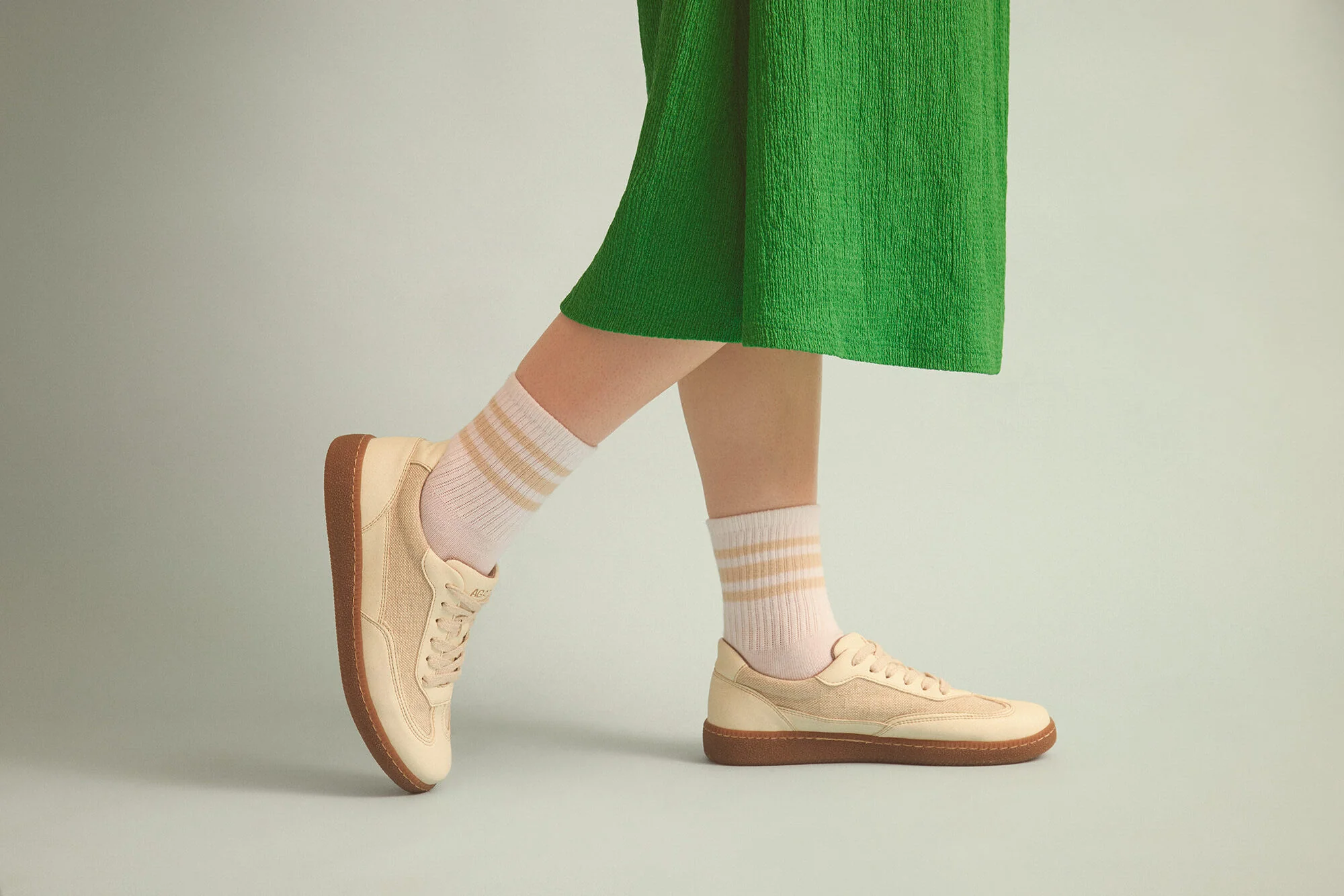 NOMAD SUN – beżowe sneakersy ze skóry jabłkowej i lnu