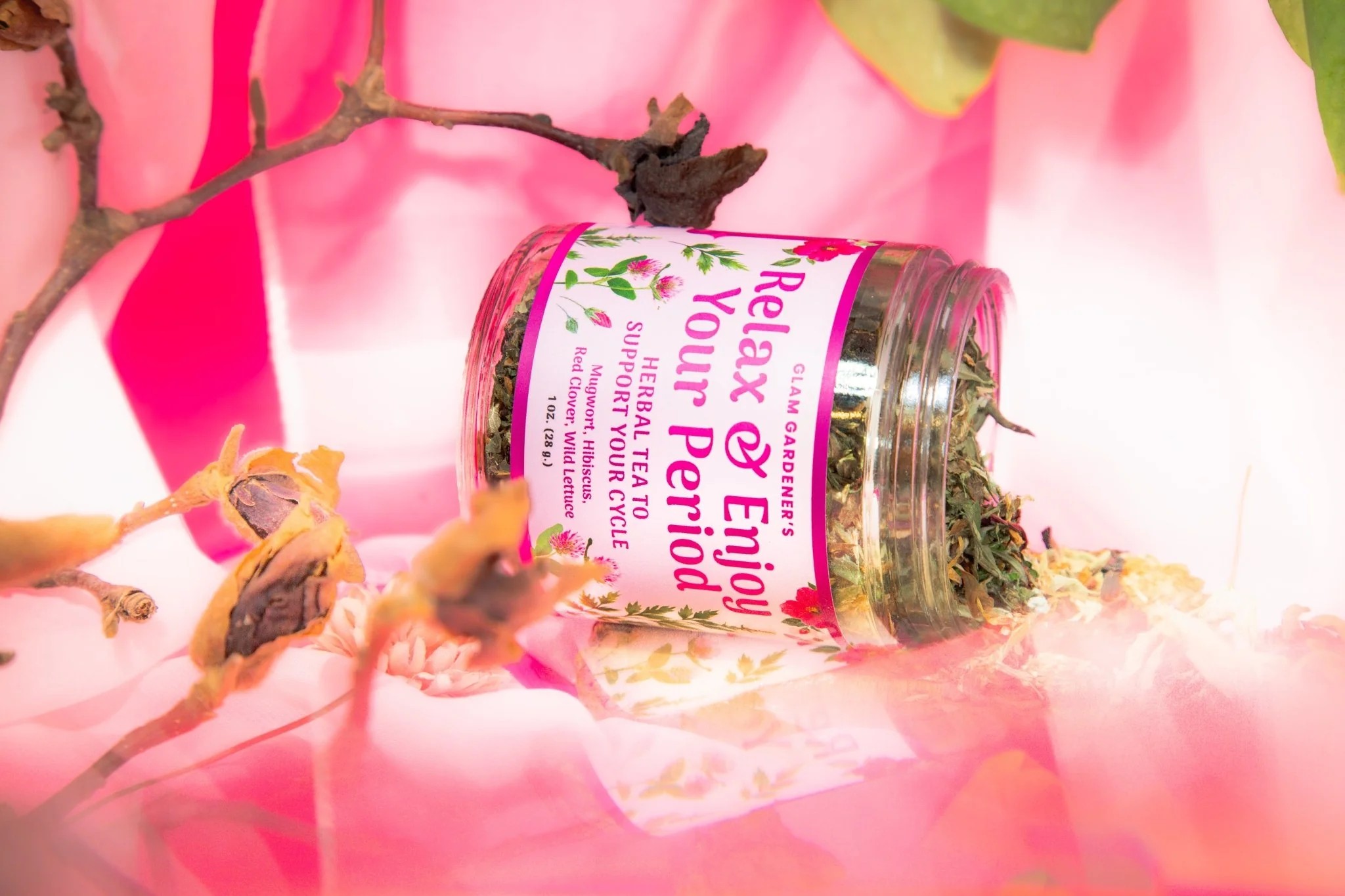 RELAX & ENJOY YOUR PERIOD • Looseleaf herbal tea for period and PMS relief with mugwort, red clover, wild lettuce, and hibiscus - Image 3