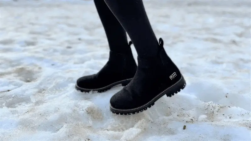 The Crossover Hemp Chelsea for Women in Full Black - Image 5